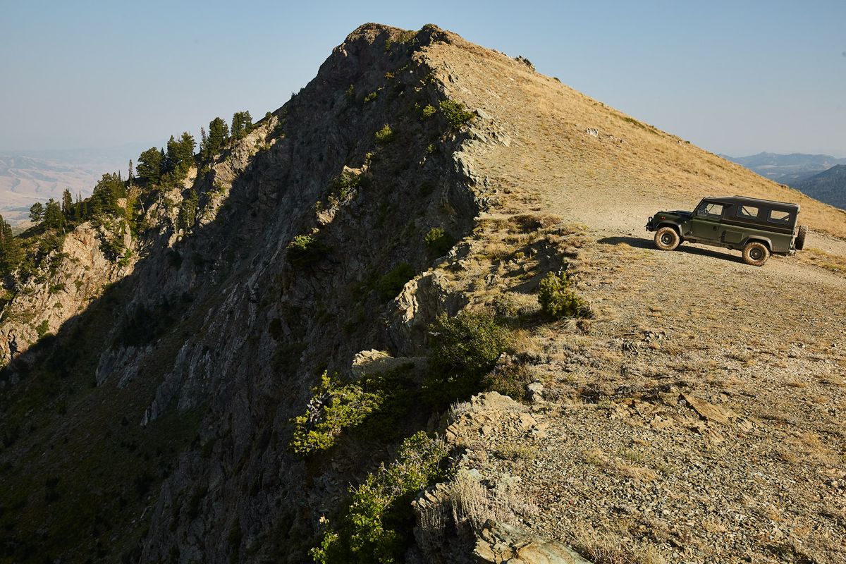 Landrover Defender Offroading on Desert Ridge